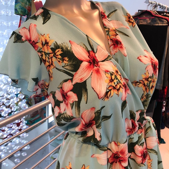 Scobe Dresses & Skirts - New with tags Hawaii Floral dress